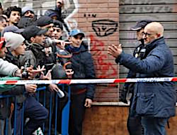 Chaîne de jeunes haragas algériens devant les consulats pour avoir des paaseports